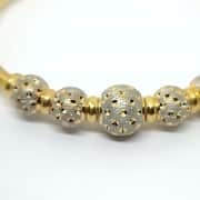 Texturierter Armreif aus 22 Karat Gold mit Rhodium-Akzenten