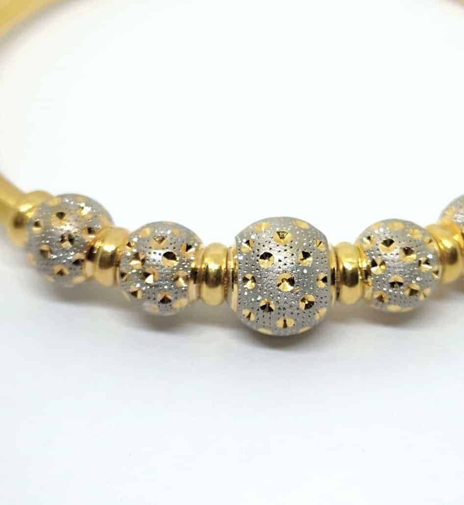 Texturierter Armreif aus 22 Karat Gold mit Rhodium-Akzenten
