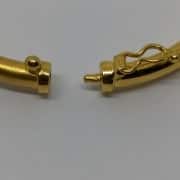 Texturierter Armreif aus 22 Karat Gold mit Rhodium-Akzenten