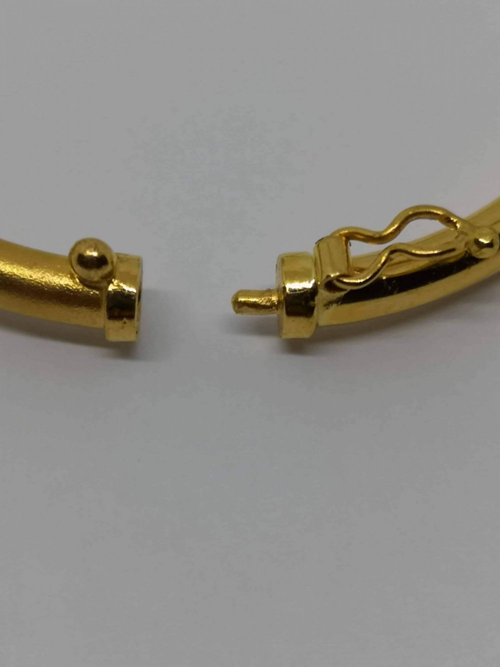 Texturierter Armreif aus 22 Karat Gold mit Rhodium-Akzenten