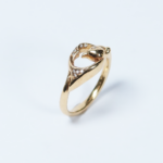 خاتم الطاووس الماسي فينياسا من الذهب الأصفر عيار 18 قيراط خاتم الطاووس الماسي فينياسا من الذهب الأصفر عيار 18 قيراط