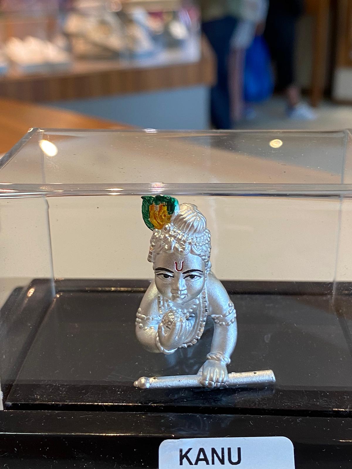 صنم فضي لكريشنا جي من الفضة الخالصة صنم فضي لكريشنا جي من الفضة الخالصة