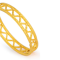 سوار مخرم من الذهب الأصفر عيار 22 قيراط - مقاس S 1/2 سوار مخرم من الذهب الأصفر عيار 22 قيراط - مقاس S 1/2