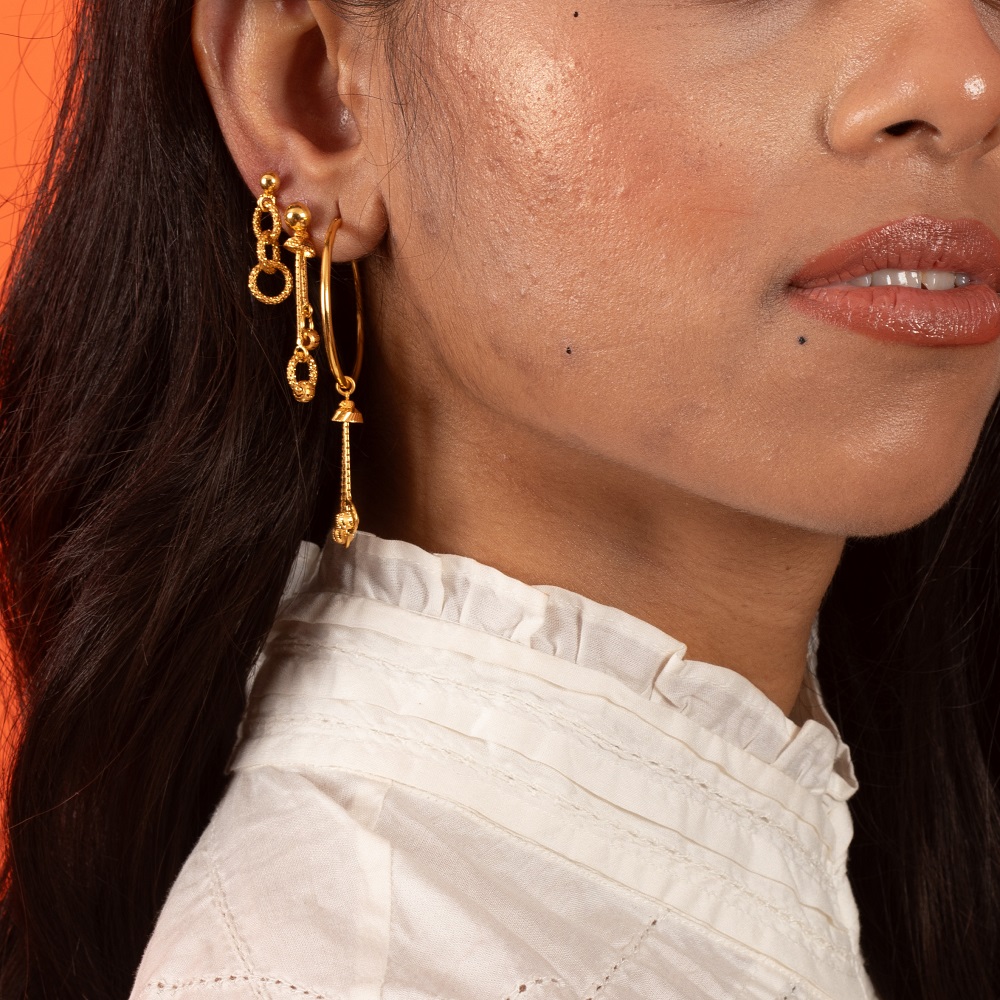 Zeitloser klassischer goldener Creolenohrring