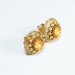 أقراط وردية مرصعة بالزهور عيار 22 قيراط من الذهب أقراط وردية مرصعة بالزهور عيار 22 قيراط من الذهب