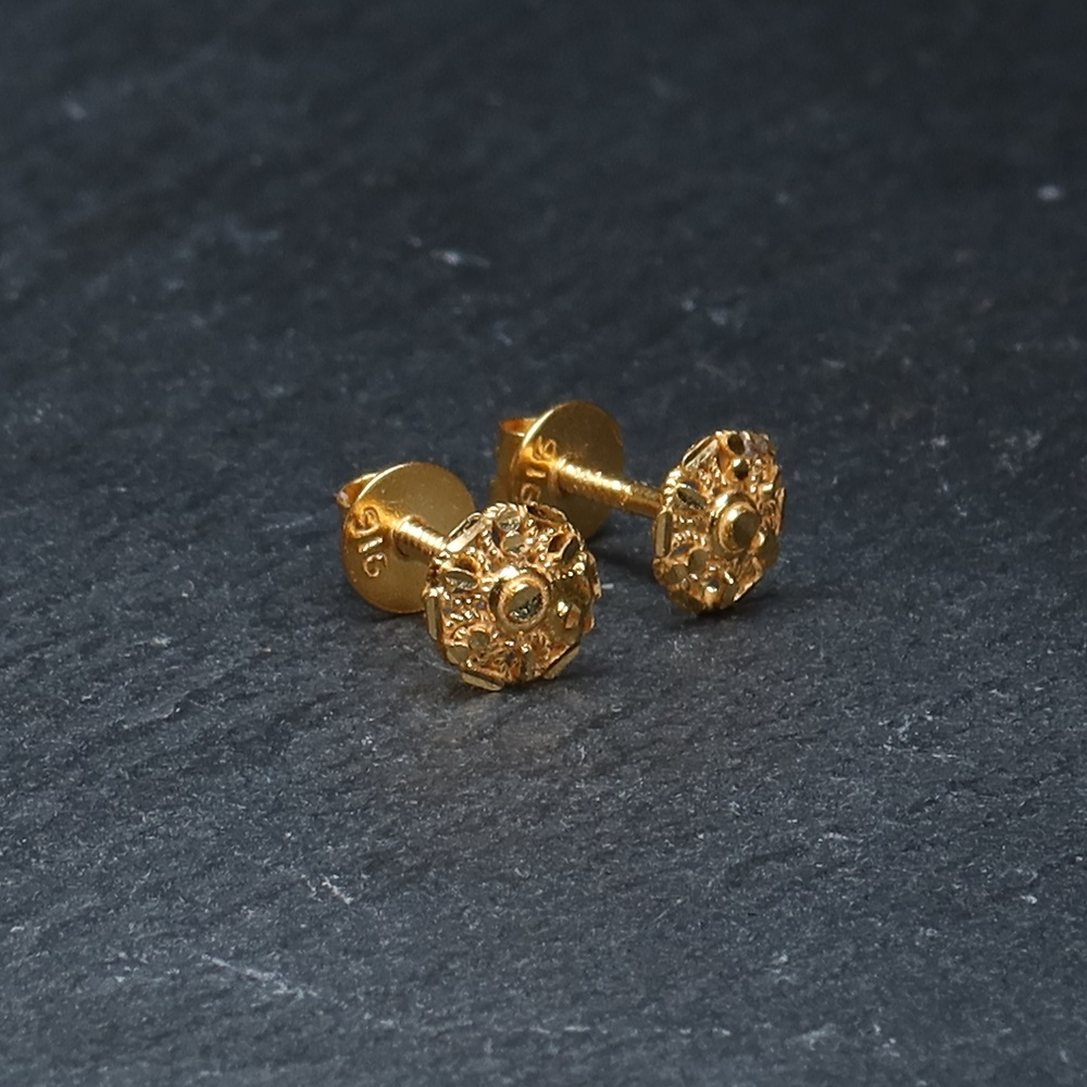 Geleneksel Çiçek Tasarımlı Altın Saplama Geleneksel Çiçek Tasarımlı Altın Saplama