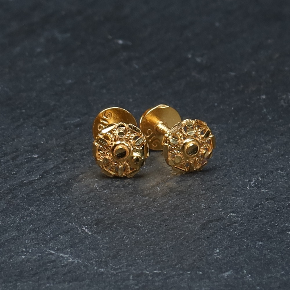 Traditional Floral Design Gold Stud Traditional Floral Design Gold Stud
