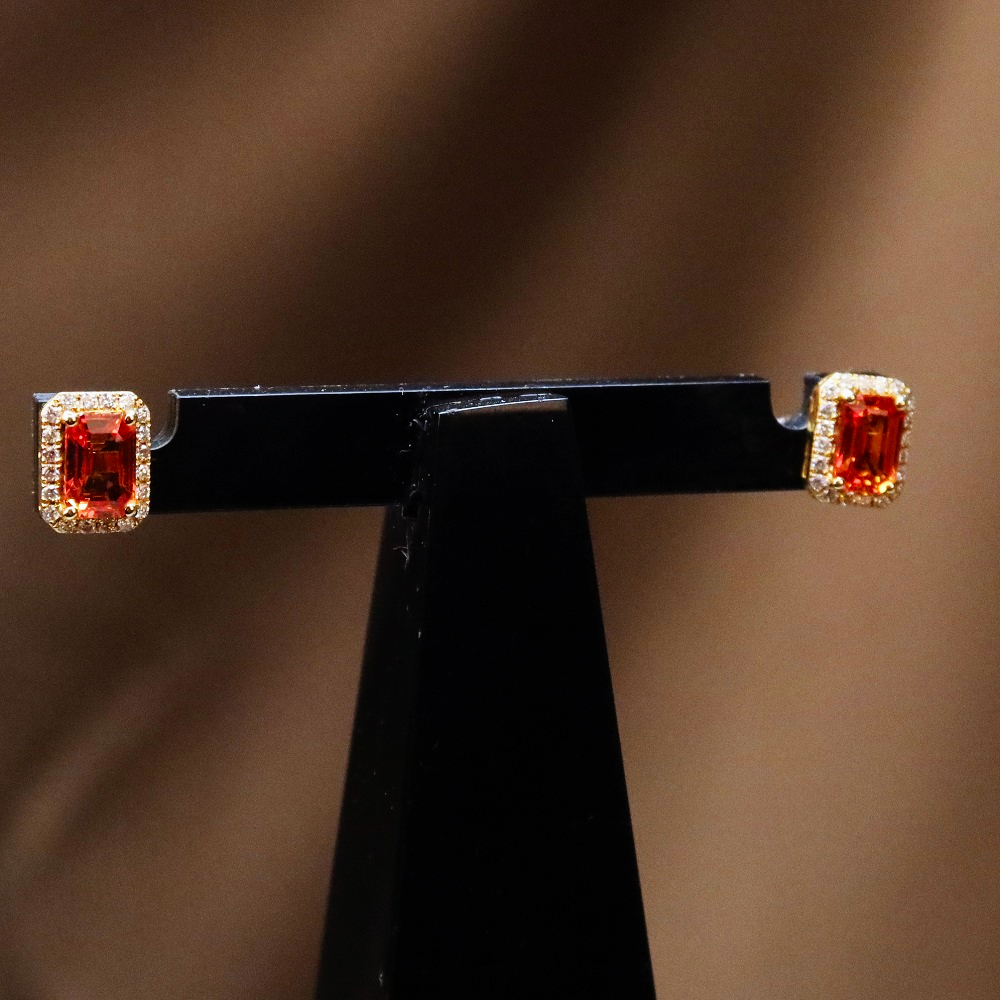 18 Ayar Altın Pırlanta ve Turuncu Safir Saplama Küpe 18 Ayar Altın Pırlanta ve Turuncu Safir Saplama Küpe