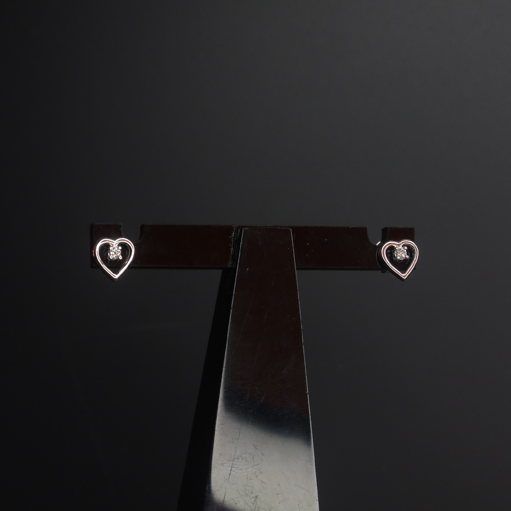 18 Ayar Beyaz Altın Pırlantalı Kalp Şeklinde Saplama 18 Ayar Beyaz Altın Pırlantalı Kalp Şeklinde Saplama