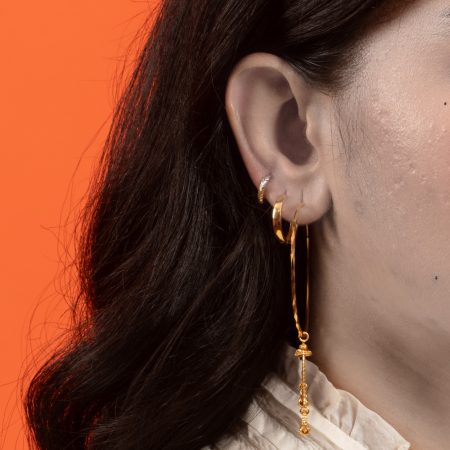 22-karätiger Goldohrring mit Rhodium-Finish