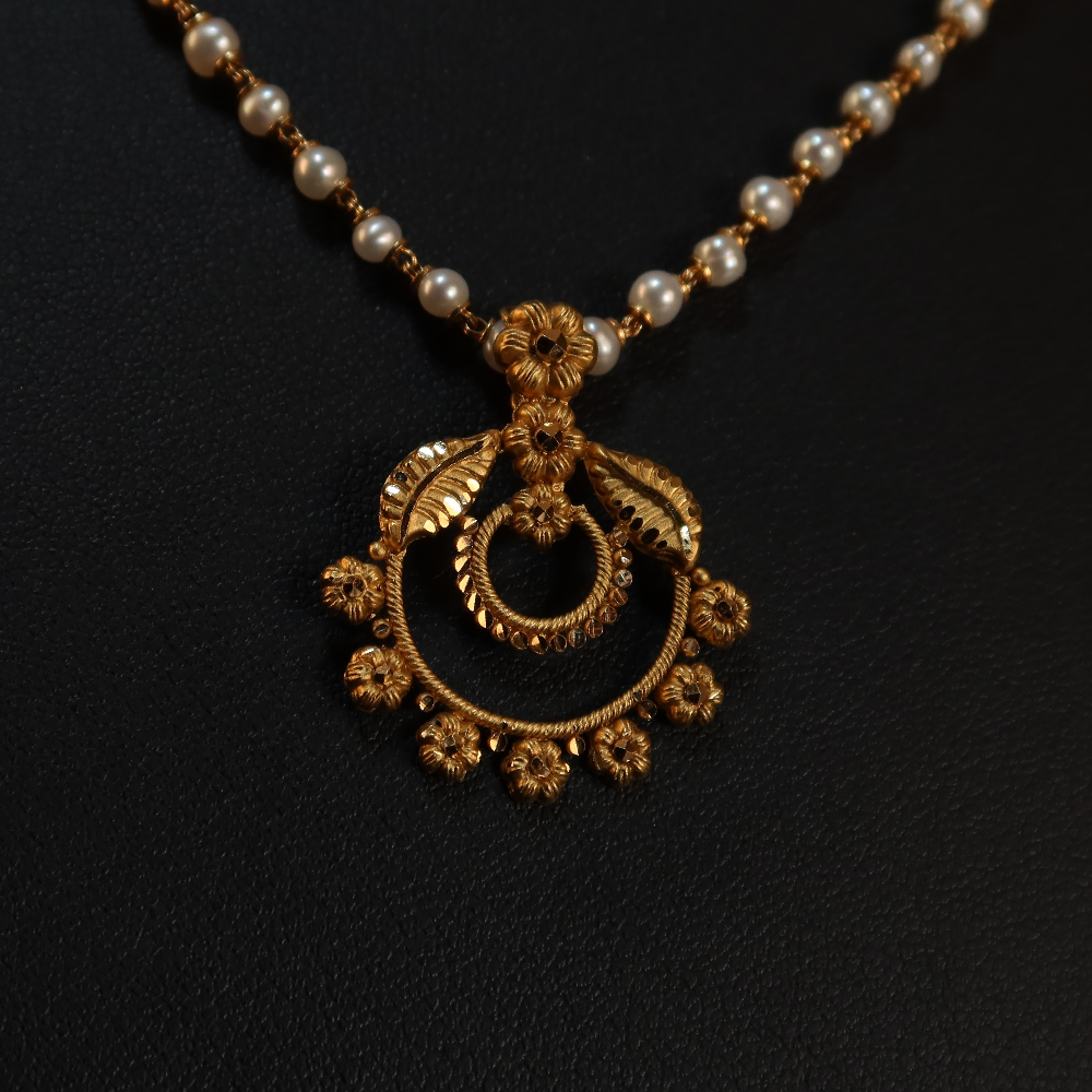 قلادة وردية ذهبية عيار 22 قيراط | طلاء عتيق قلادة وردية ذهبية عيار 22 قيراط | طلاء عتيق