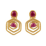 قرط متدلي بتصميم سداسي الشكل من الذهب عيار 22 قيراط قرط متدلي بتصميم سداسي الشكل من الذهب عيار 22 قيراط