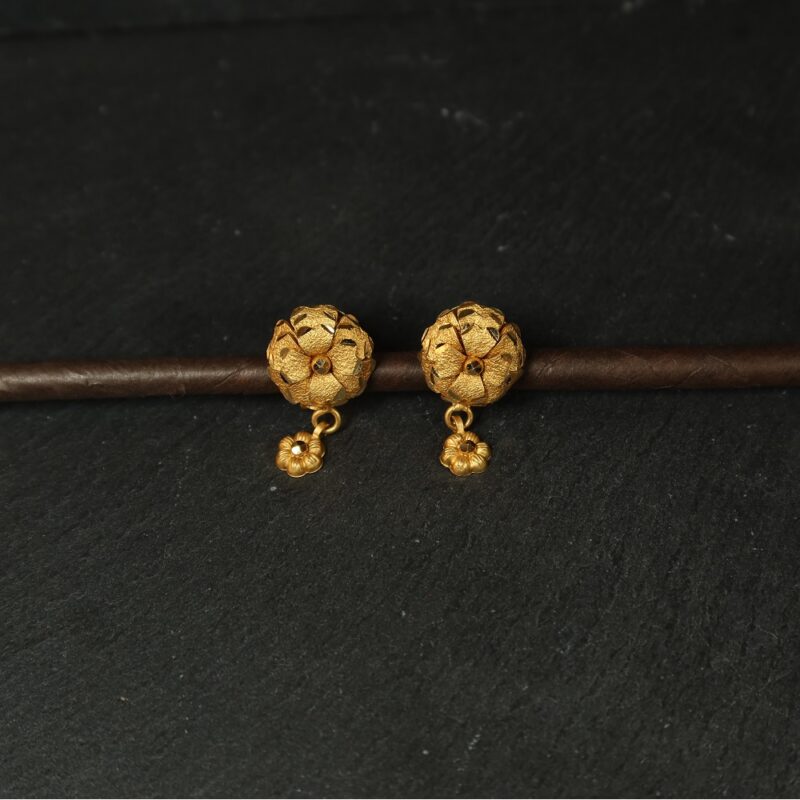 حلق مرصع بالذهب عيار 22 قيراط مع قطارة زهرة حلق مرصع بالذهب عيار 22 قيراط مع قطارة زهرة