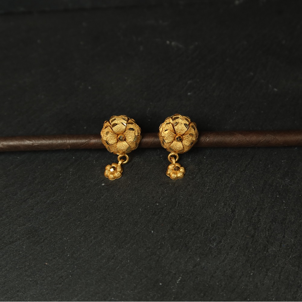 حلق مرصع بالذهب عيار 22 قيراط مع قطارة زهرة حلق مرصع بالذهب عيار 22 قيراط مع قطارة زهرة