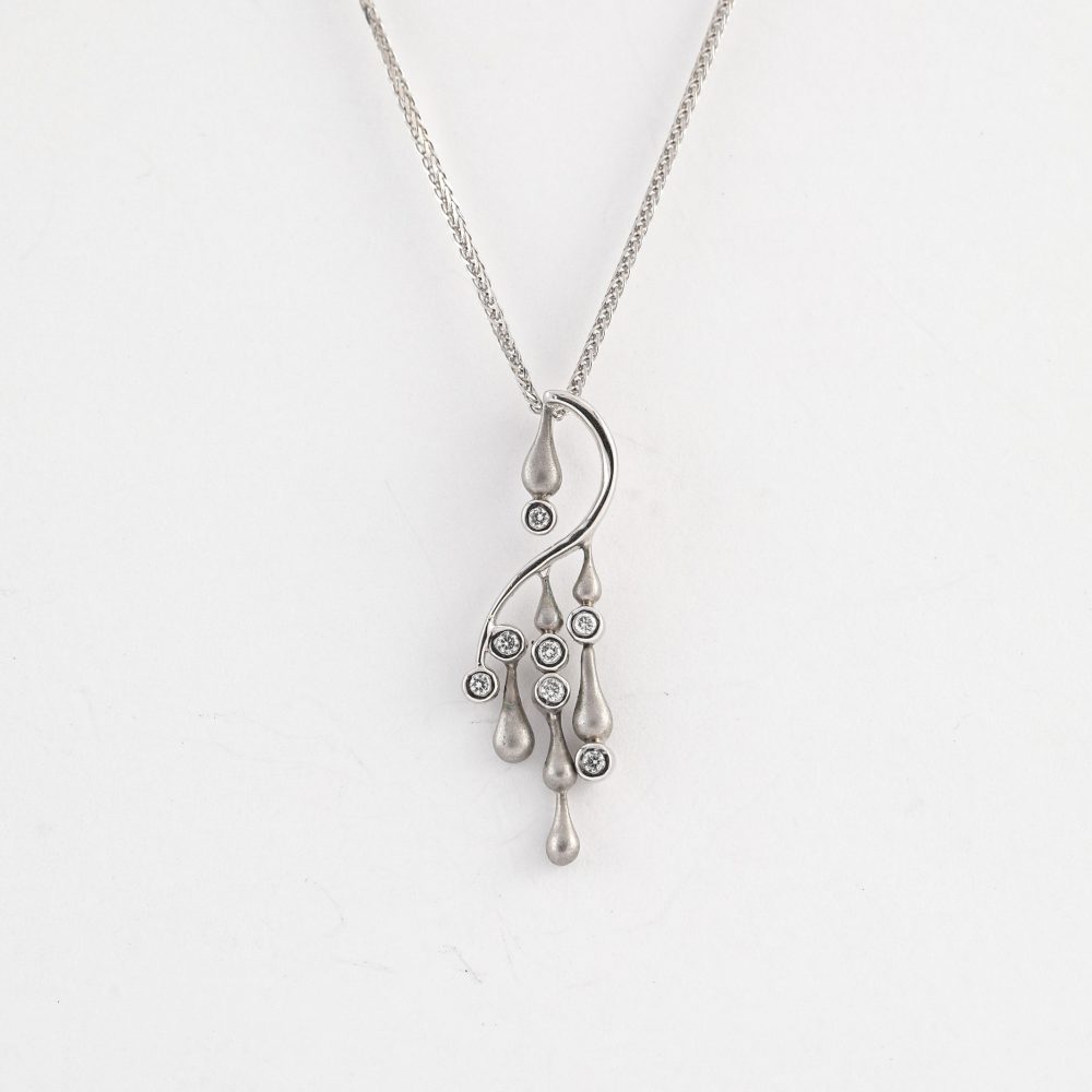 قلادة بلاتينية مرصعة بالألماس قلادة بلاتينية مرصعة بالألماس