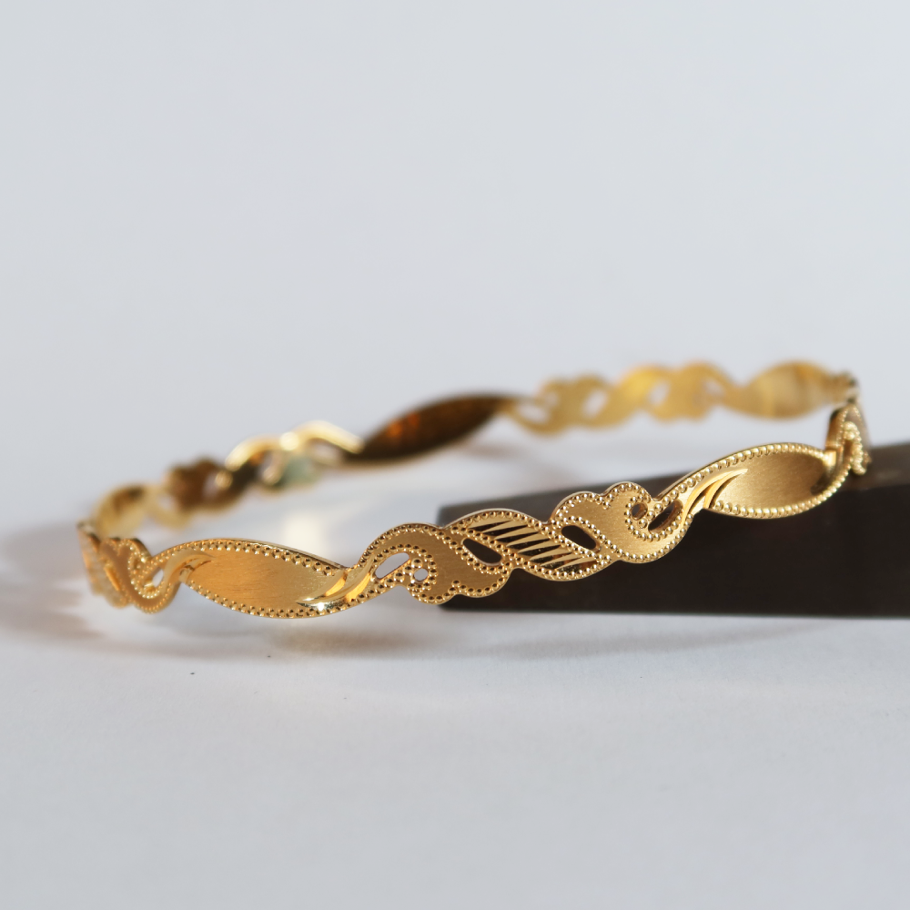 سوار من الذهب عيار 22 قيراط بلمسة نهائية غير لامعة | مقاس 2.10 سوار من الذهب عيار 22 قيراط بلمسة نهائية غير لامعة | مقاس 2.10