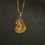 قلادة الطاووس الفاخرة من الذهب عيار 22 قيراط قلادة الطاووس الفاخرة من الذهب عيار 22 قيراط
