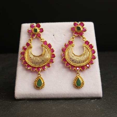 Yakut ve Zümrüt Taşlı 22 Ayar Altın Damla Küpe Yakut ve Zümrüt Taşlı 22 Ayar Altın Damla Küpe