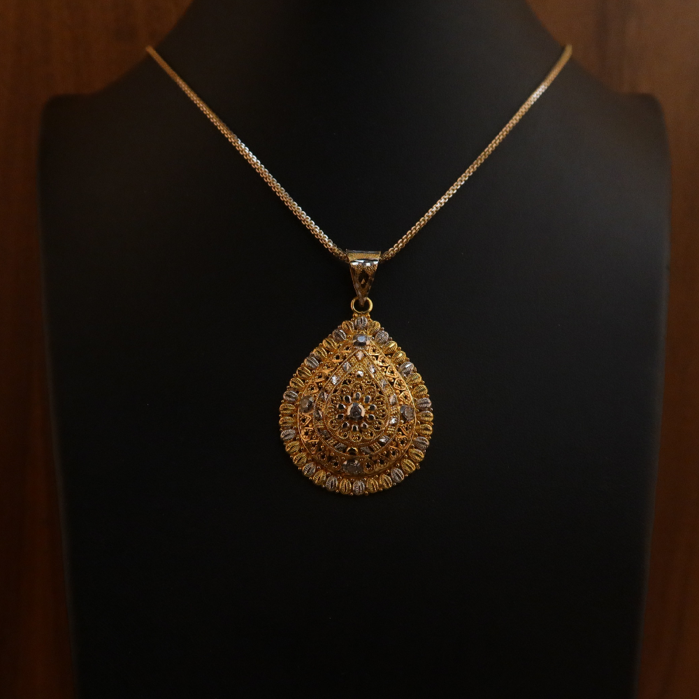 قلادة من الذهب عيار 22 قيراط قلادة من الذهب عيار 22 قيراط