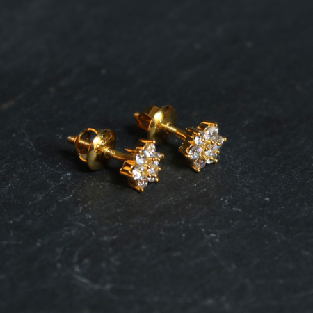 حلق دائري من الذهب عيار 22 قيراط مع حجر CZ حلق دائري من الذهب عيار 22 قيراط مع حجر CZ