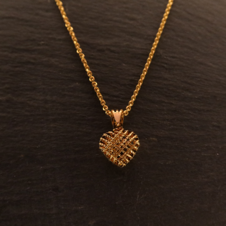 قلادة فاخرة على شكل قلب من الذهب عيار 22 قيراط للسيدات قلادة فاخرة على شكل قلب من الذهب عيار 22 قيراط للسيدات