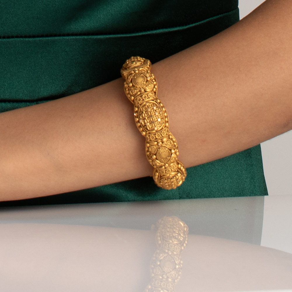 قعدة ذهبية تقليدية ذهبية للعروس | مقاس 2.4 قعدة ذهبية تقليدية ذهبية للعروس | مقاس 2.4