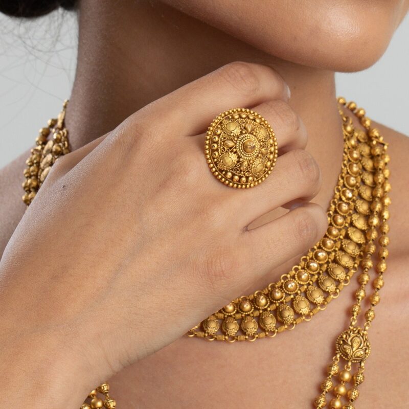 خاتم كوكتيل كوكتيل من الذهب عيار 22 قيراط قابل للتعديل من مجموعة أرماري خاتم كوكتيل كوكتيل من الذهب عيار 22 قيراط قابل للتعديل من مجموعة أرماري