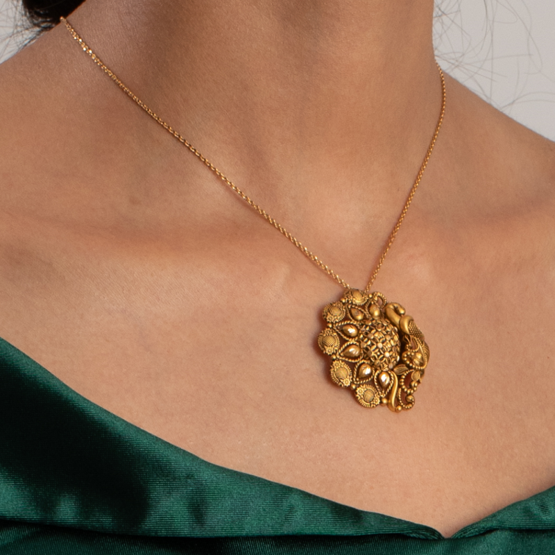 قلادة طاووس من الذهب عيار 22 قيراط | مجموعة أرماري قلادة طاووس من الذهب عيار 22 قيراط | مجموعة أرماري