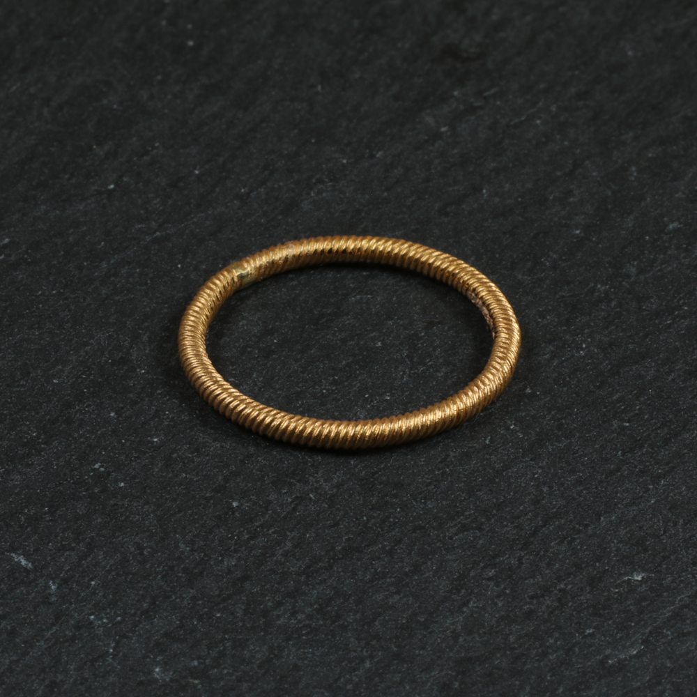 خاتم تويستس من الذهب عيار 22 قيراط | مقاس R خاتم تويستس من الذهب عيار 22 قيراط | مقاس R