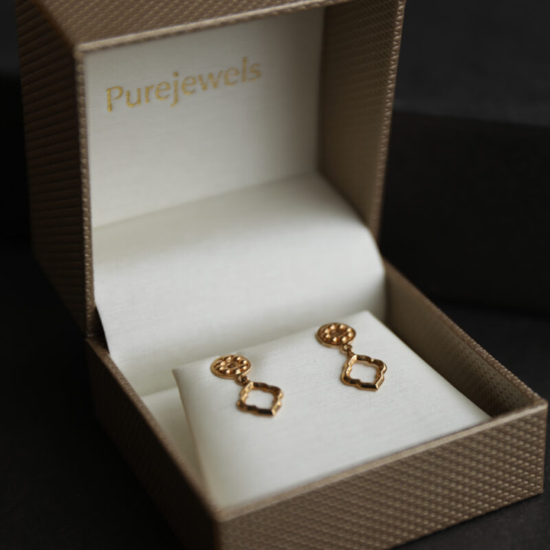 قرط متدلي من الذهب عيار 22 قيراط من مجموعة دواني قرط متدلي من الذهب عيار 22 قيراط من مجموعة دواني