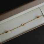 قرط متدلي من الذهب عيار 22 قيراط من مجموعة دواني قرط متدلي من الذهب عيار 22 قيراط من مجموعة دواني