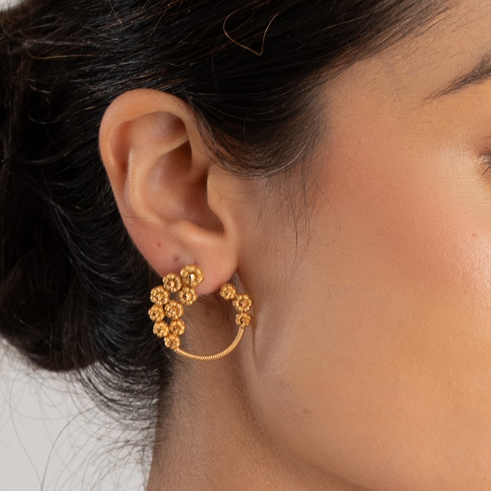 أقراط دائرية عائمة على شكل وردة عائمة أقراط دائرية عائمة على شكل وردة عائمة