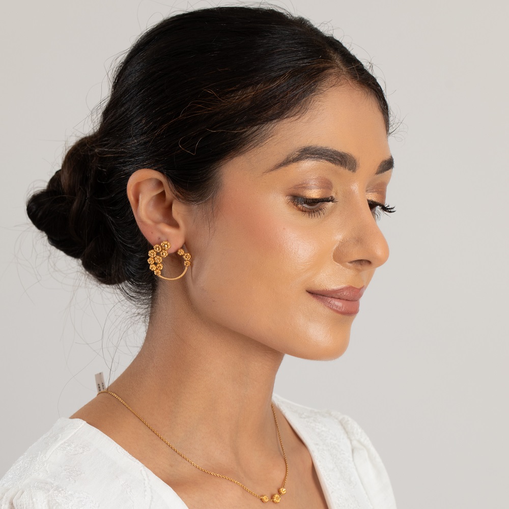 أقراط دائرية عائمة على شكل وردة عائمة أقراط دائرية عائمة على شكل وردة عائمة