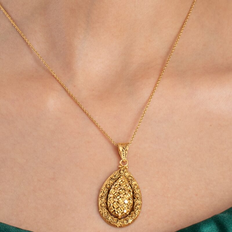 قلادة من الذهب عيار 22 قيراط قلادة من الذهب عيار 22 قيراط