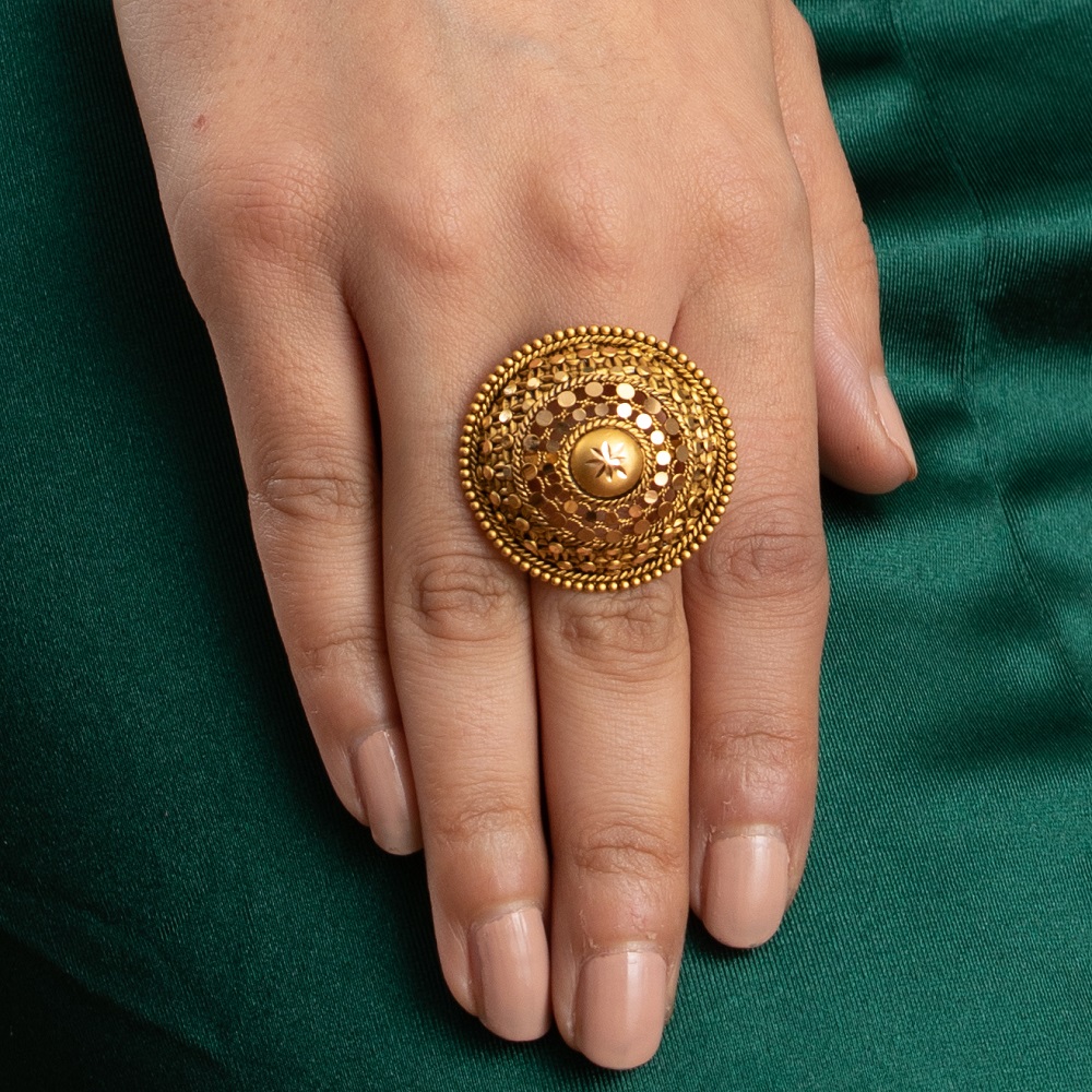 خاتم كوكتيل كوكتيل من الذهب عيار 22 قيراط قابل للتعديل من مجموعة أرماري خاتم كوكتيل كوكتيل من الذهب عيار 22 قيراط قابل للتعديل من مجموعة أرماري