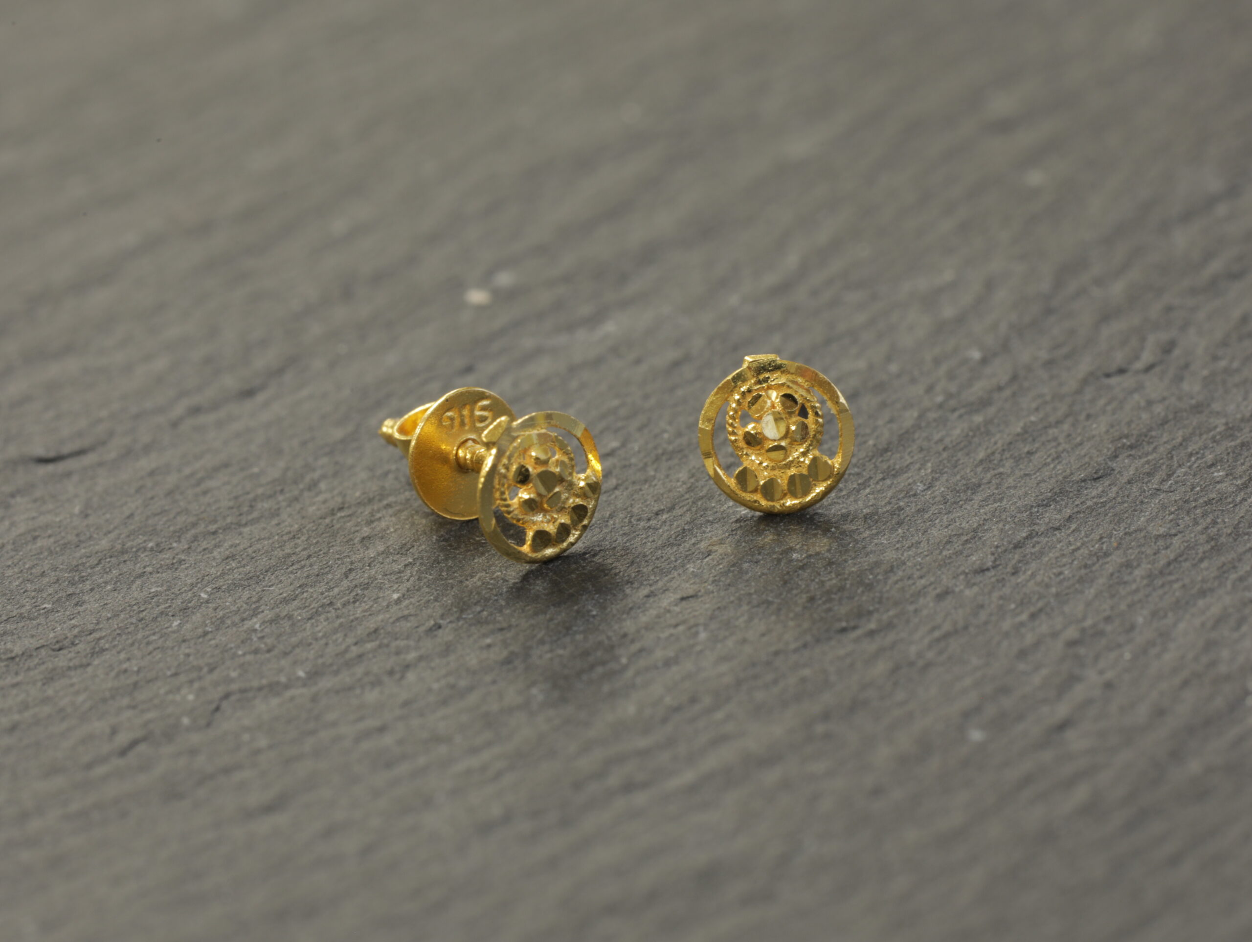 قرط ذهبي مرصع بالذهب عيار 22 قيراط قرط ذهبي مرصع بالذهب عيار 22 قيراط