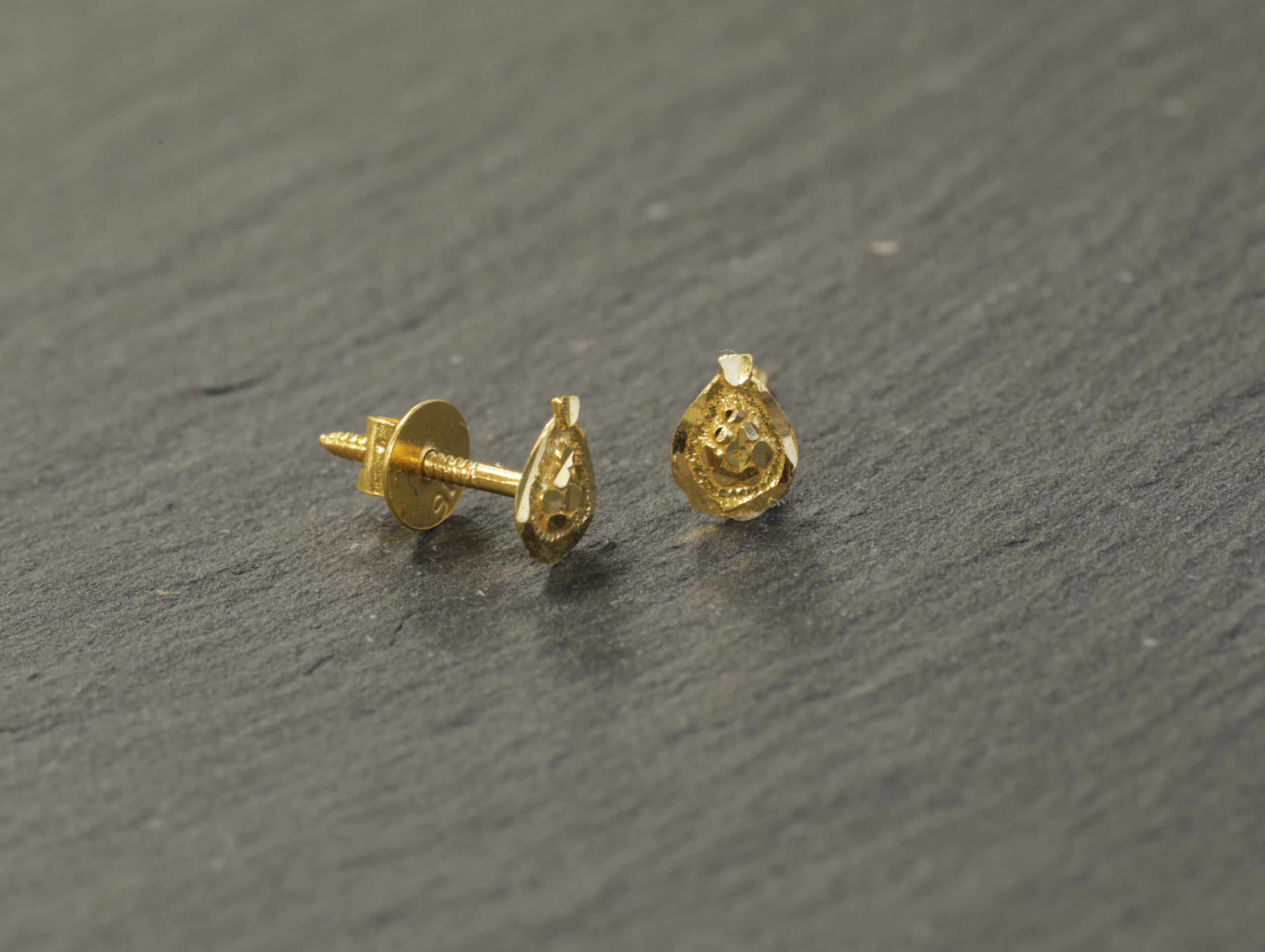 قرط ذهبي مرصع بالذهب عيار 22 قيراط قرط ذهبي مرصع بالذهب عيار 22 قيراط