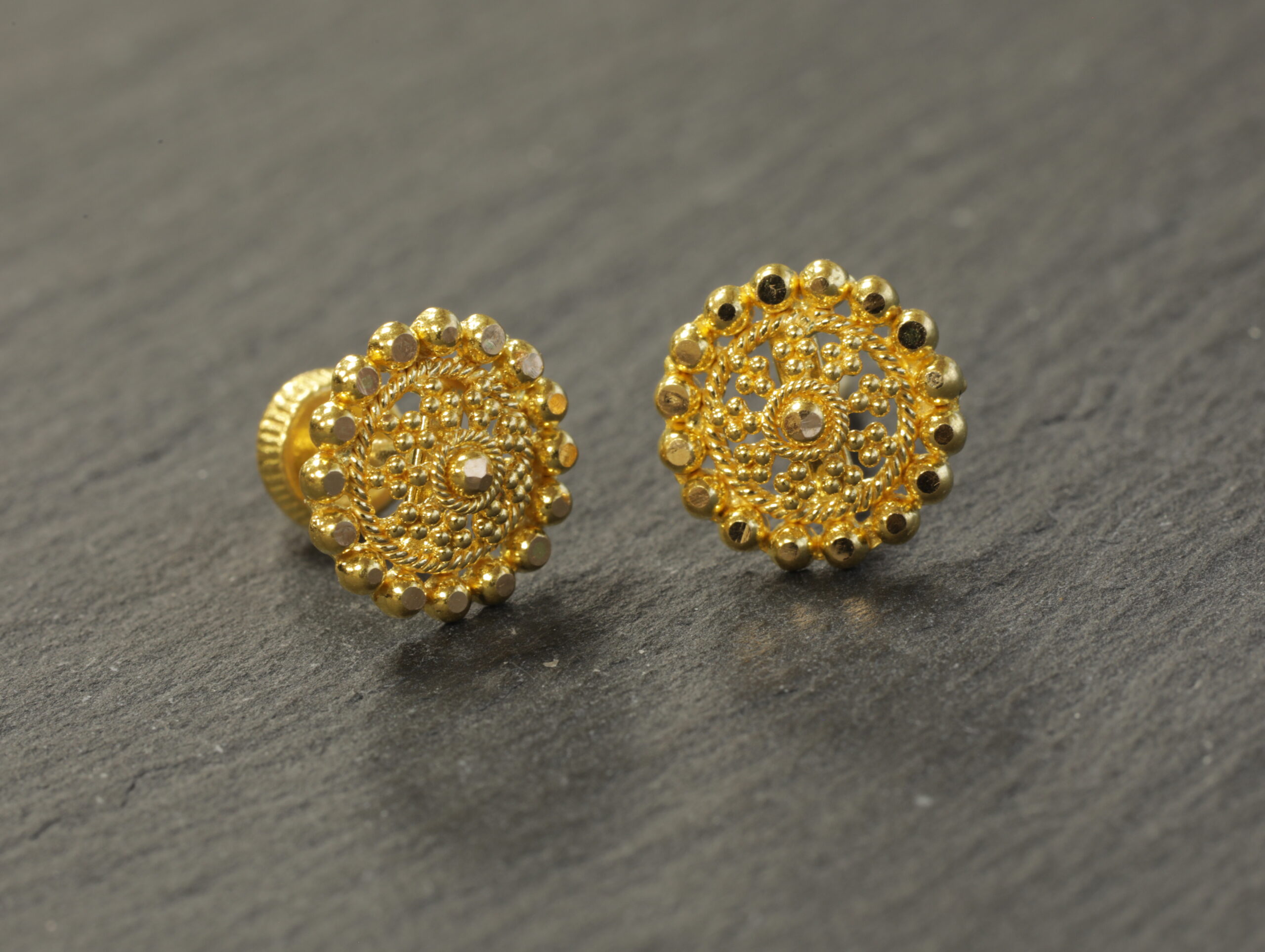 قرط ذهبي مرصع بالزخرفة الذهبية عيار 22 قيراط قرط ذهبي مرصع بالزخرفة الذهبية عيار 22 قيراط