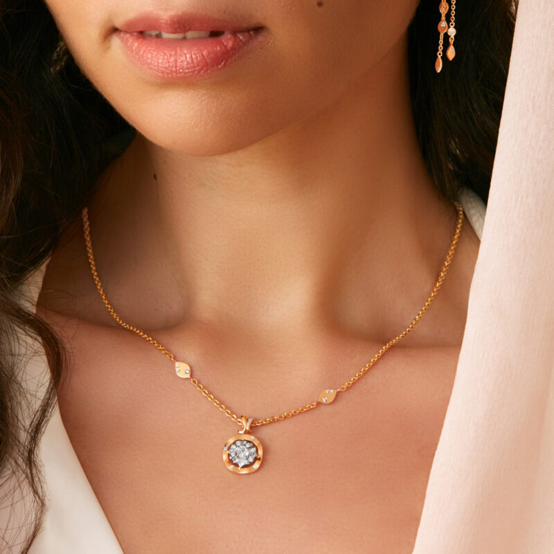 سلسال زنبق الزنبق من بلوم سلسال زنبق الزنبق من بلوم