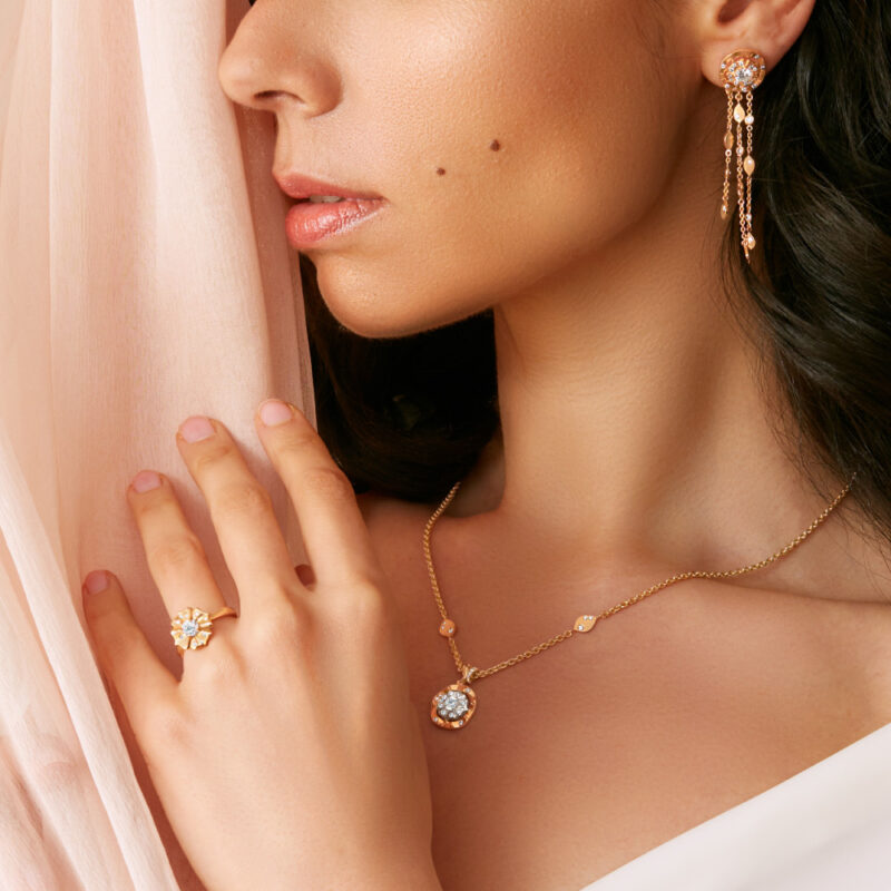 سلسال زنبق الزنبق من بلوم سلسال زنبق الزنبق من بلوم