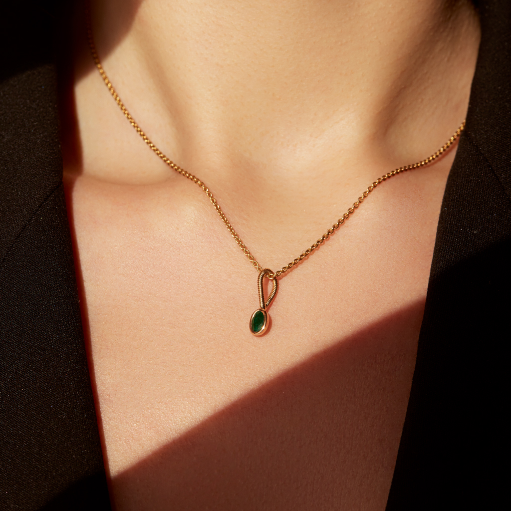 قلادة الزمرد المنفردة قلادة الزمرد المنفردة