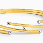 سوار من الذهب عيار 22 قيراط من طبقتين مع لمسات من الخرز الأبيض سوار من الذهب عيار 22 قيراط من طبقتين مع لمسات من الخرز الأبيض