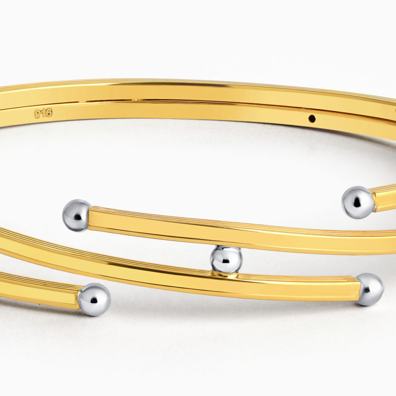 سوار من الذهب عيار 22 قيراط من طبقتين مع لمسات من الخرز الأبيض سوار من الذهب عيار 22 قيراط من طبقتين مع لمسات من الخرز الأبيض