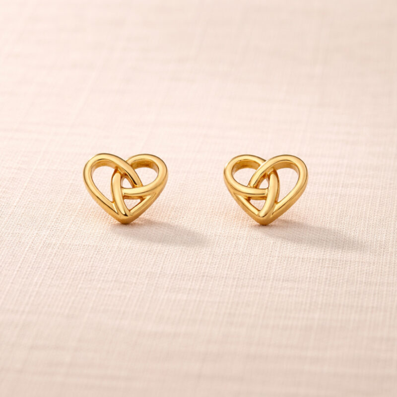 22 Ayar Sarı Altın Geçmeli Kalp Saplama Küpe 22 Ayar Sarı Altın Geçmeli Kalp Saplama Küpe