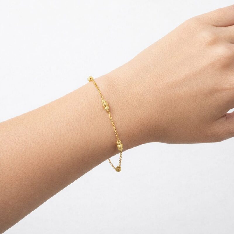 Feines Goldarmband für Damen mit Perlen in 22 Karat Feines Goldarmband für Damen mit Perlen in 22 Karat